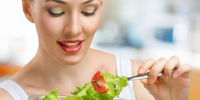 Makan salad sayuran untuk menurunkan berat badan