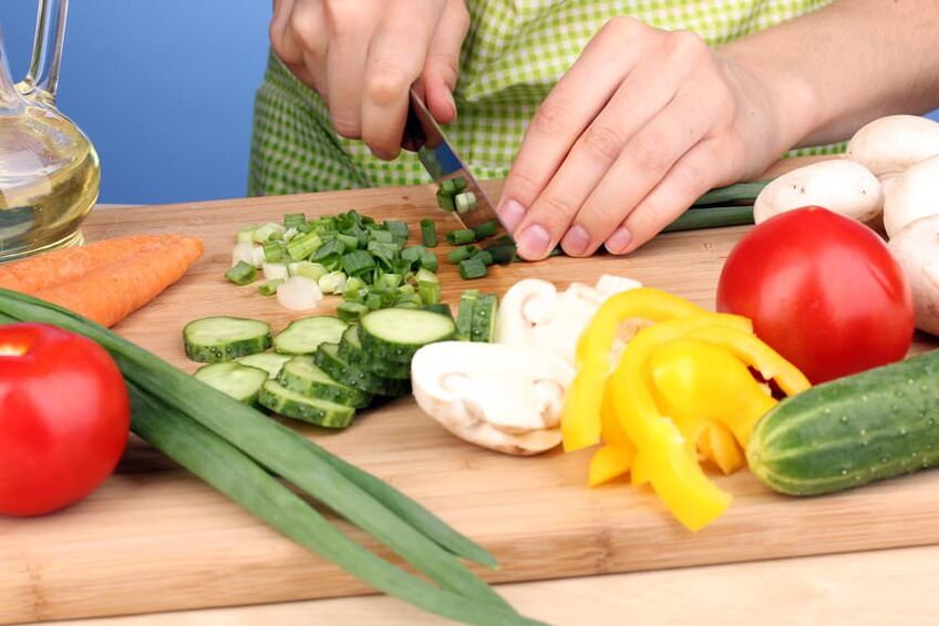 Menyediakan salad sayuran untuk fasa pelayaran diet Dukan