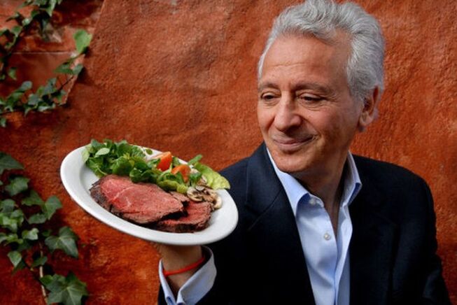 Pierre Ducan dengan sepotong daging dan sayur -sayuran